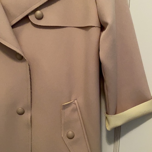 Gorgeous light weight trench style coat - Picture 6 of 12